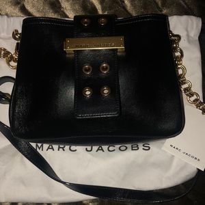 Crossbody. Black leather with gold